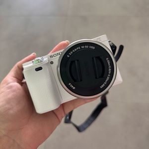 Sony Alpha a6000 Digital Camera white + E 50mm f/1.88 OSS lens